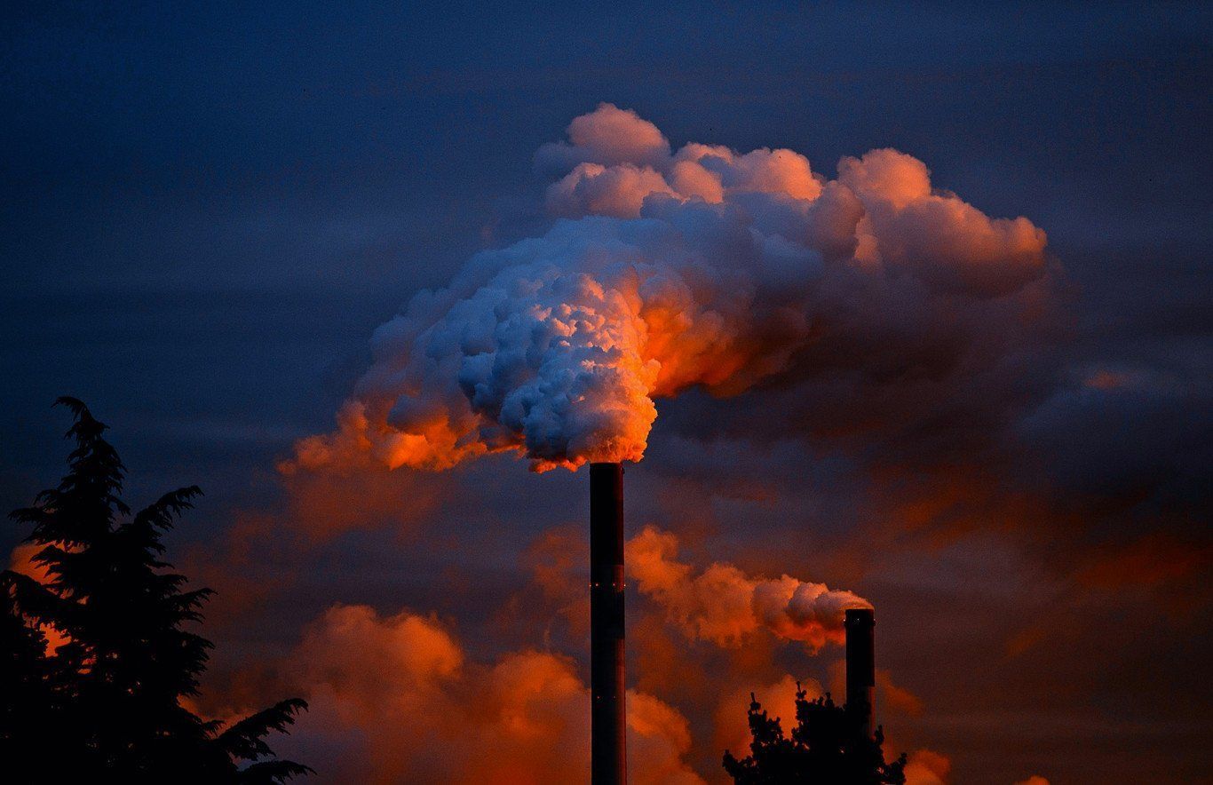 Torres industriales contaminando la atmósfera.